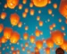 Globos de Cantoya iluminando el cielo durante un evento corporativo
