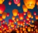 Globos de Cantoya iluminando el cielo en una fiesta de cumpleaños.