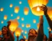 Grupo de personas lanzando globos de Cantoya ecológicos al cielo nocturno