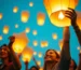 Grupo de personas lanzando globos de Cantoya ecológicos al cielo nocturno