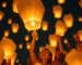 Grupo de personas lanzando globos de Cantoya en un evento ecológico