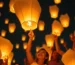 Grupo de personas lanzando globos de Cantoya en un evento ecológico
