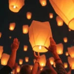 Grupo de personas lanzando globos de Cantoya en un evento corporativo