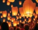 Globos de Cantoya iluminados en una celebración nocturna.