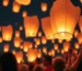 Globos de Cantoya iluminados en una celebración nocturna.
