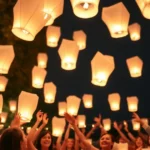 Boda con liberación de globos de Cantoya blancos en el cielo nocturno
