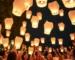 Boda con liberación de globos de Cantoya blancos en el cielo nocturno