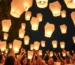 Boda con liberación de globos de Cantoya blancos en el cielo nocturno