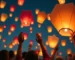 Grupo de personas lanzando globos de Cantoya en el cielo nocturno
