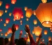 Grupo de personas lanzando globos de Cantoya en el cielo nocturno