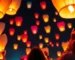 Globos de Cantoya iluminando el cielo en un evento corporativo.