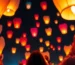 Globos de Cantoya iluminando el cielo en un evento corporativo.