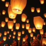 Globos de Cantoya iluminando el cielo en un evento corporativo.
