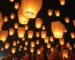 Globos de Cantoya iluminando el cielo en un evento corporativo.