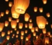 Globos de Cantoya iluminando el cielo en un evento corporativo.