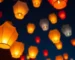Globos de Cantoya iluminando el cielo nocturno en una celebración