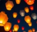 Globos de Cantoya iluminando el cielo nocturno en una celebración