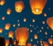 Evento corporativo con globos de Cantoya biodegradables en el cielo.